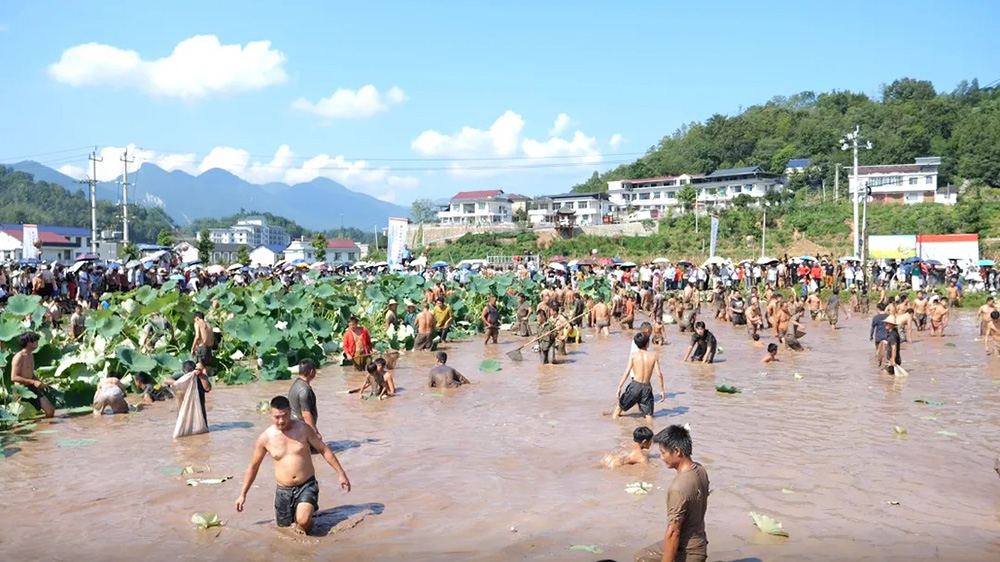 桑植民歌寨第六屆民俗文化旅游周活動(dòng)現(xiàn)場(chǎng).jpg