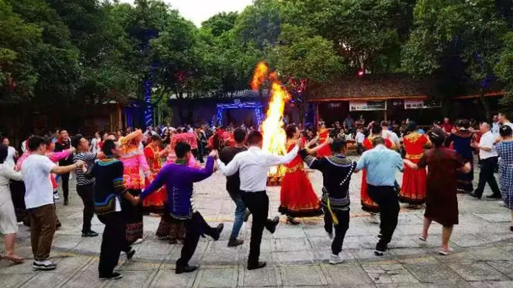 四川省彝族文化研創(chuàng)中心篝火晚會(huì).jpg